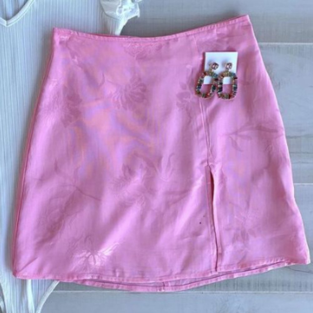 Pink mini skirt NEVER WORN!! BRAND NEW WITH TAGS!